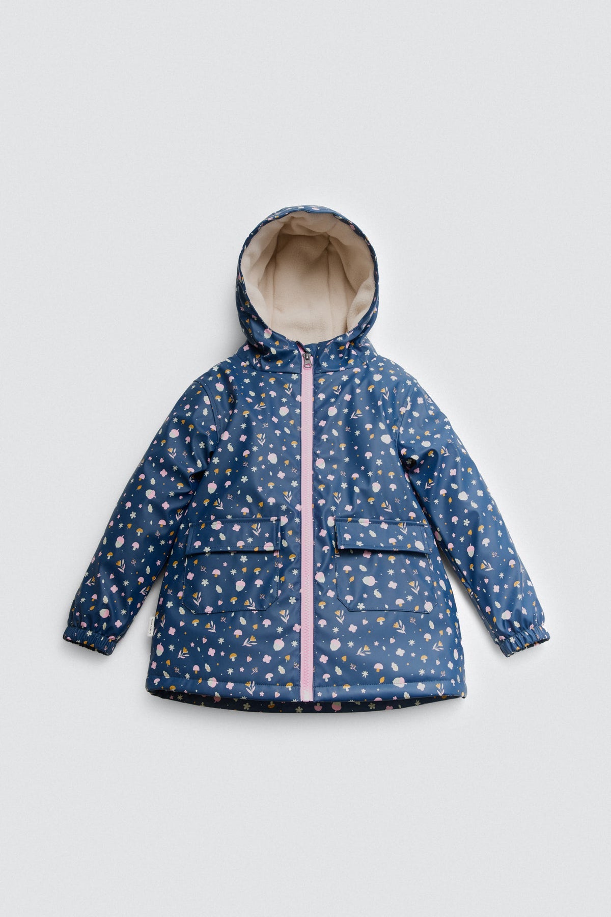 Chubasquero infantil con interior afelpado y estampado otoñal.