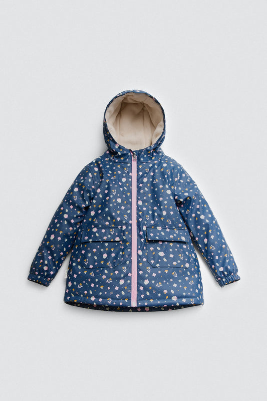 Chubasquero infantil con interior afelpado y estampado otoñal.