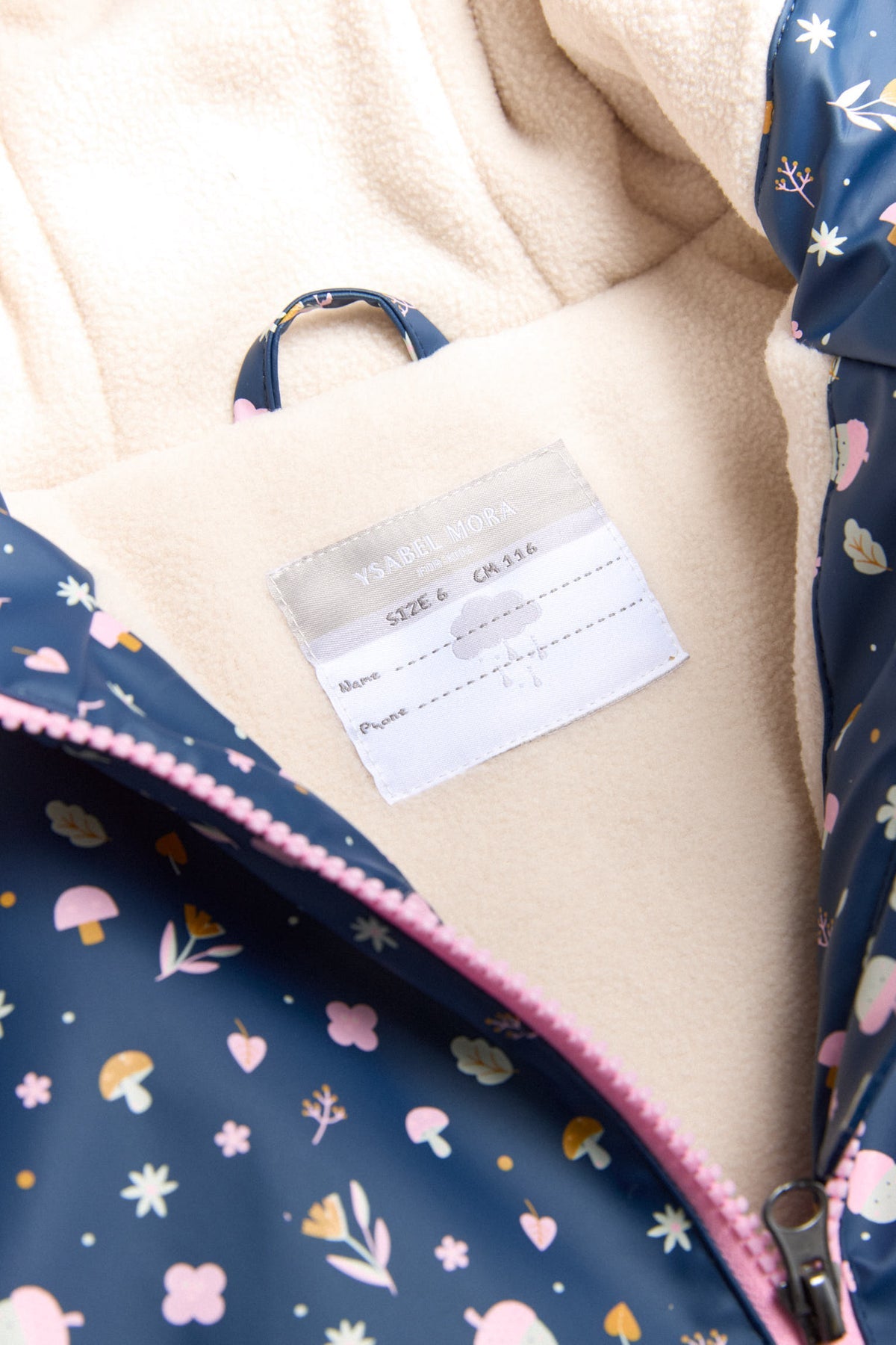 Chubasquero infantil con interior afelpado y estampado otoñal.