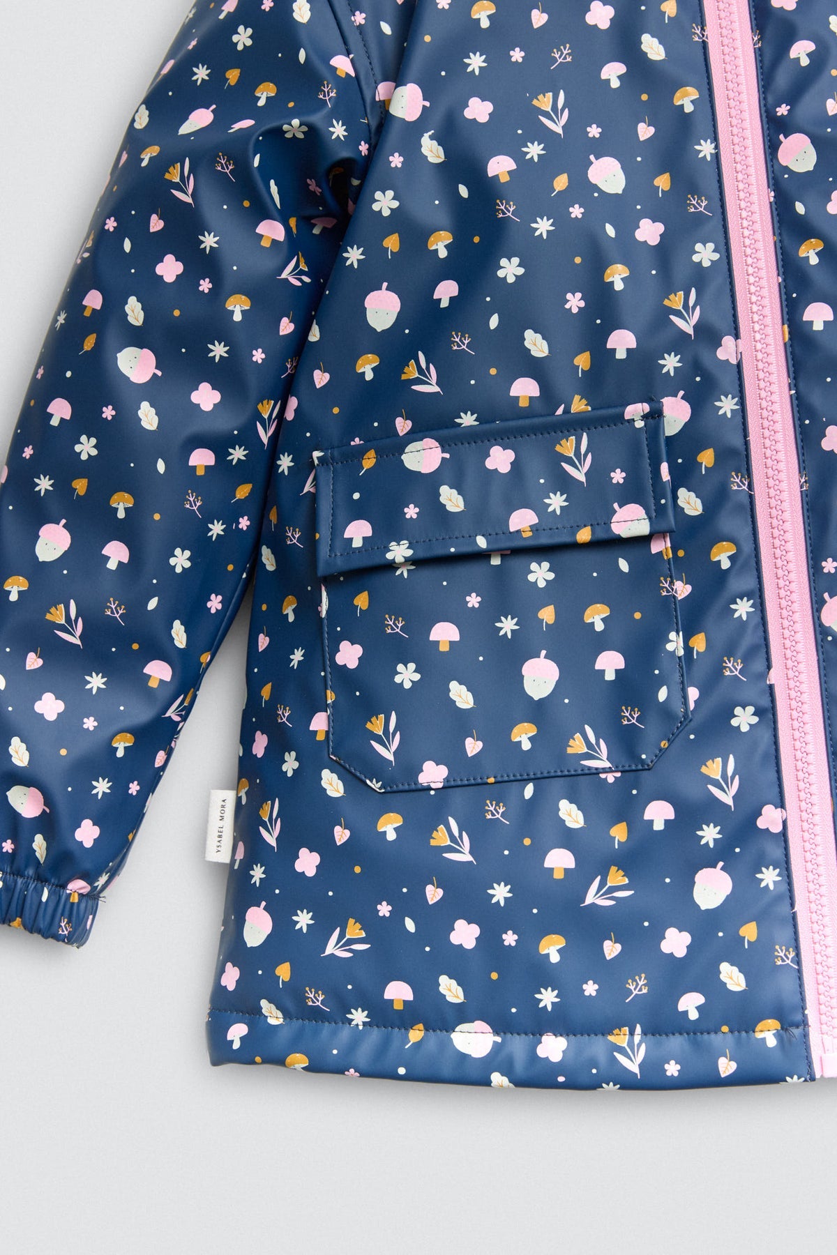 Chubasquero infantil con interior afelpado y estampado otoñal.
