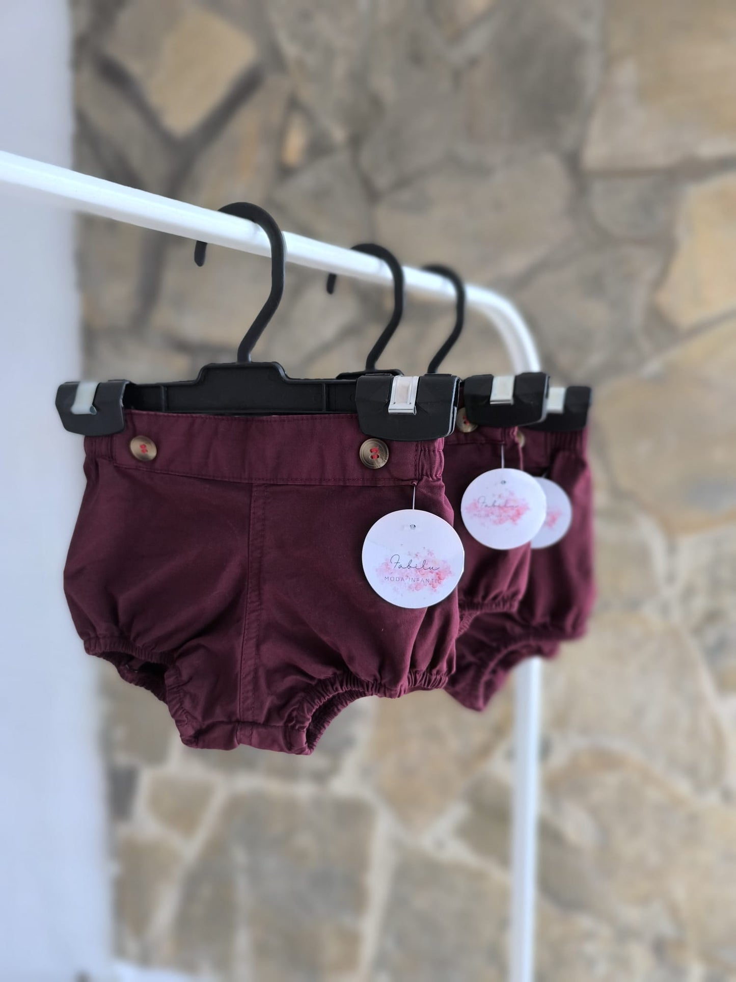 Ranita de bebé burdeos unisex con elástico suave y botones decorativos