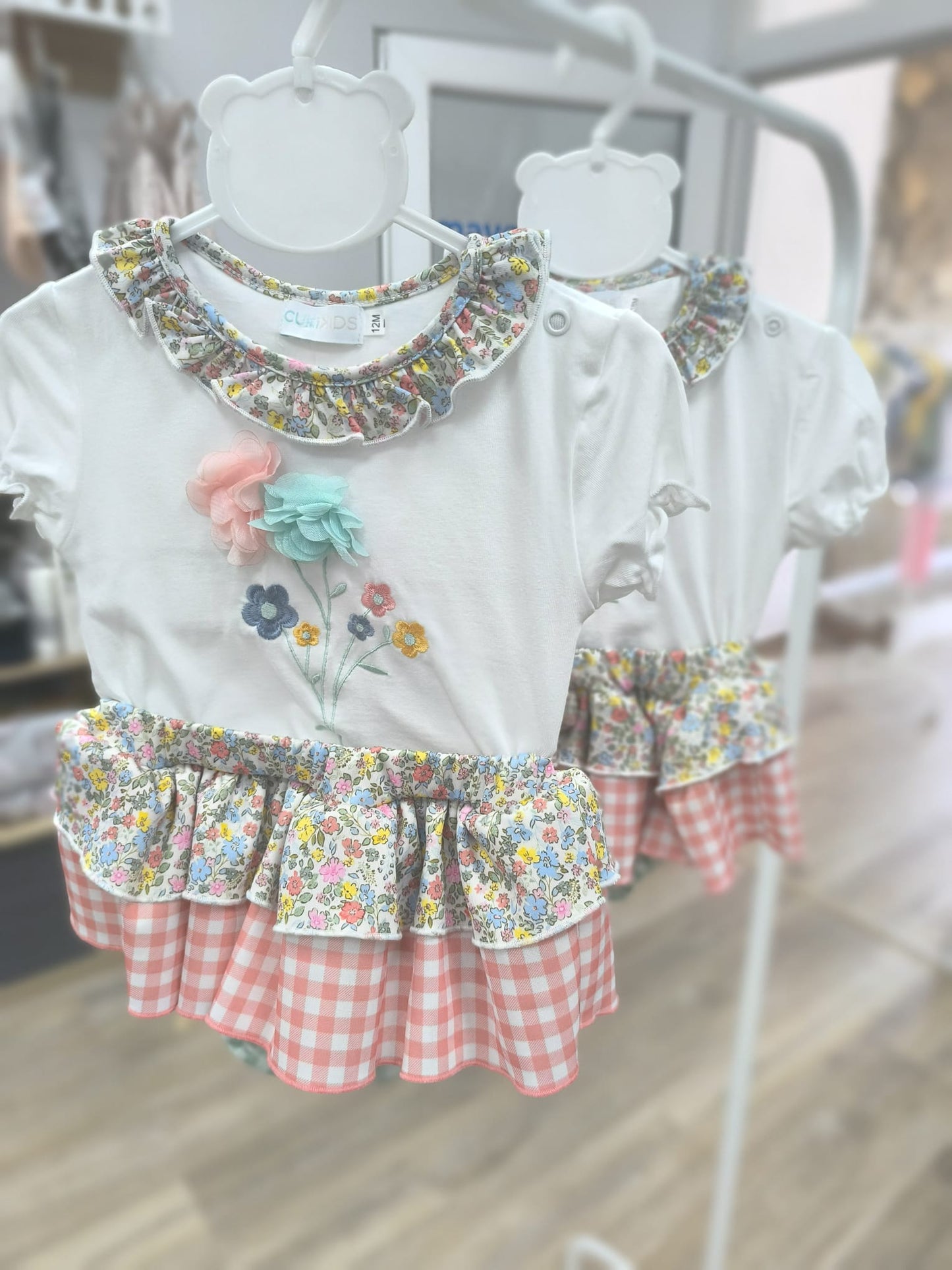 🌸 Conjunto de bebé niña de manga corta con flores bordadas y cubrepañal con volantes – Frescura, dulzura y estilo