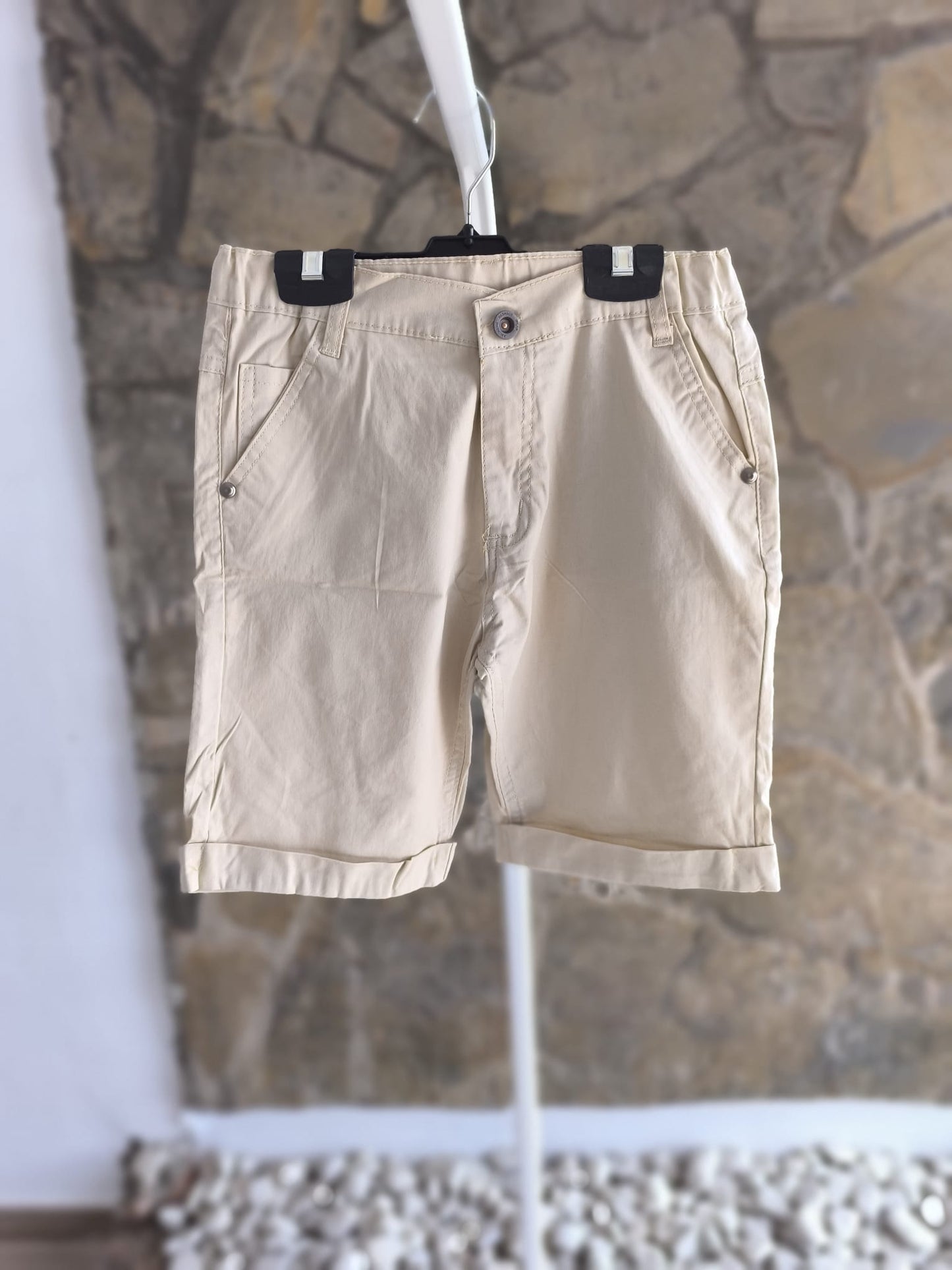 Conjunto niño pantalón corto beige y polo azul marino cuello mao