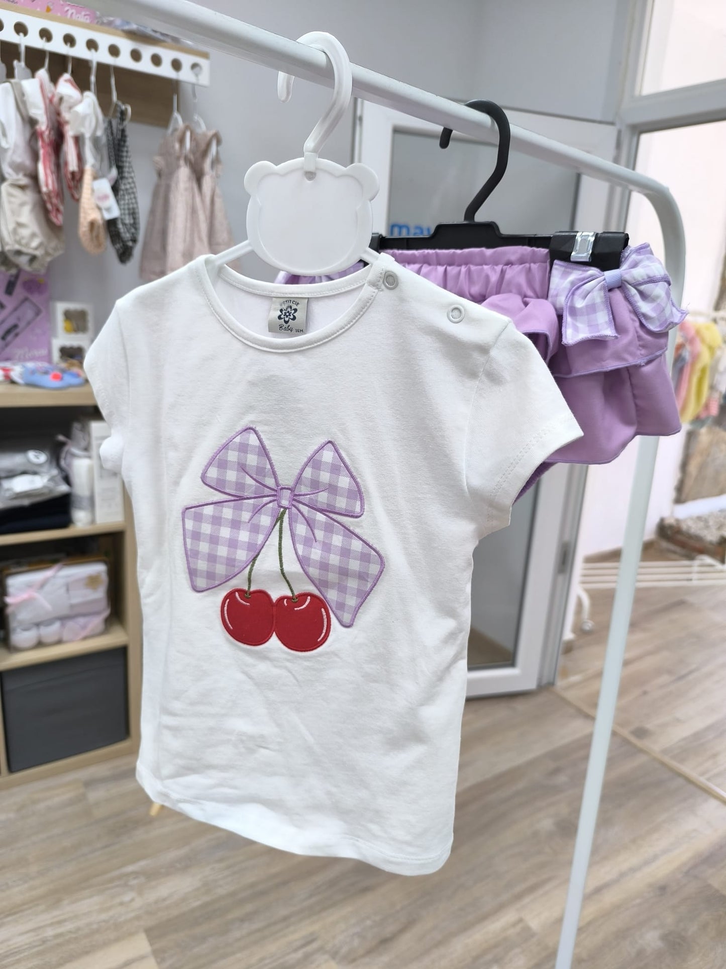 🍒 Conjunto de bebé niña con cerezas bordadas y cubrepañal morado con volantes