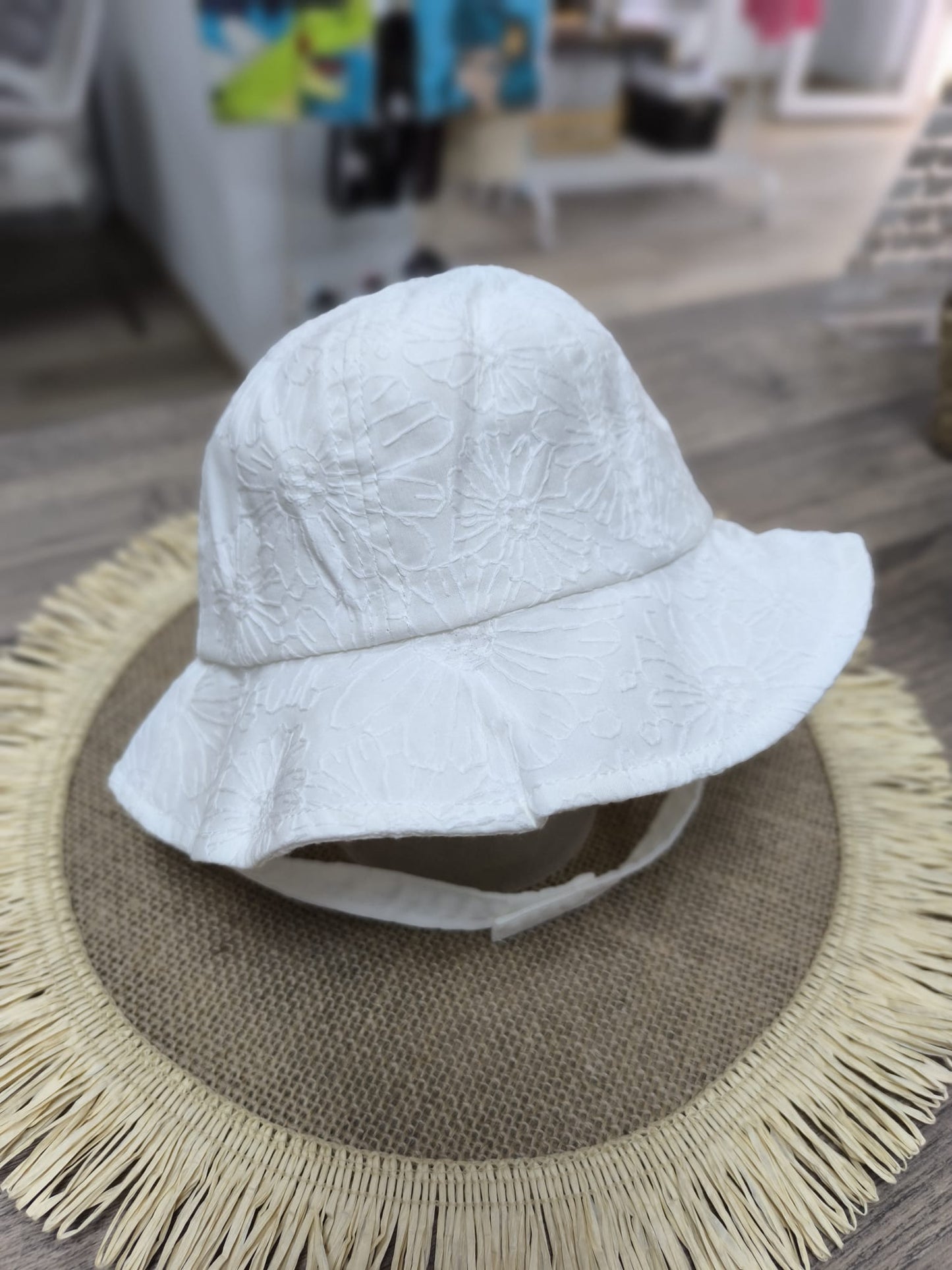 Gorro infantil blanco de algodón con bordado de margaritas – protección fresca y dulce para bebé