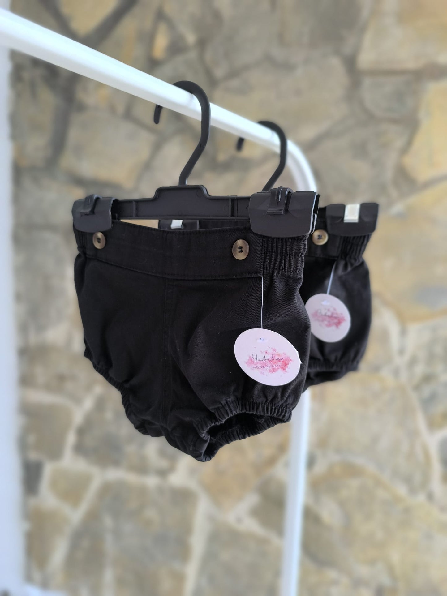 Ranita de bebé en color negro unisex con elástico suave y botones decorativos