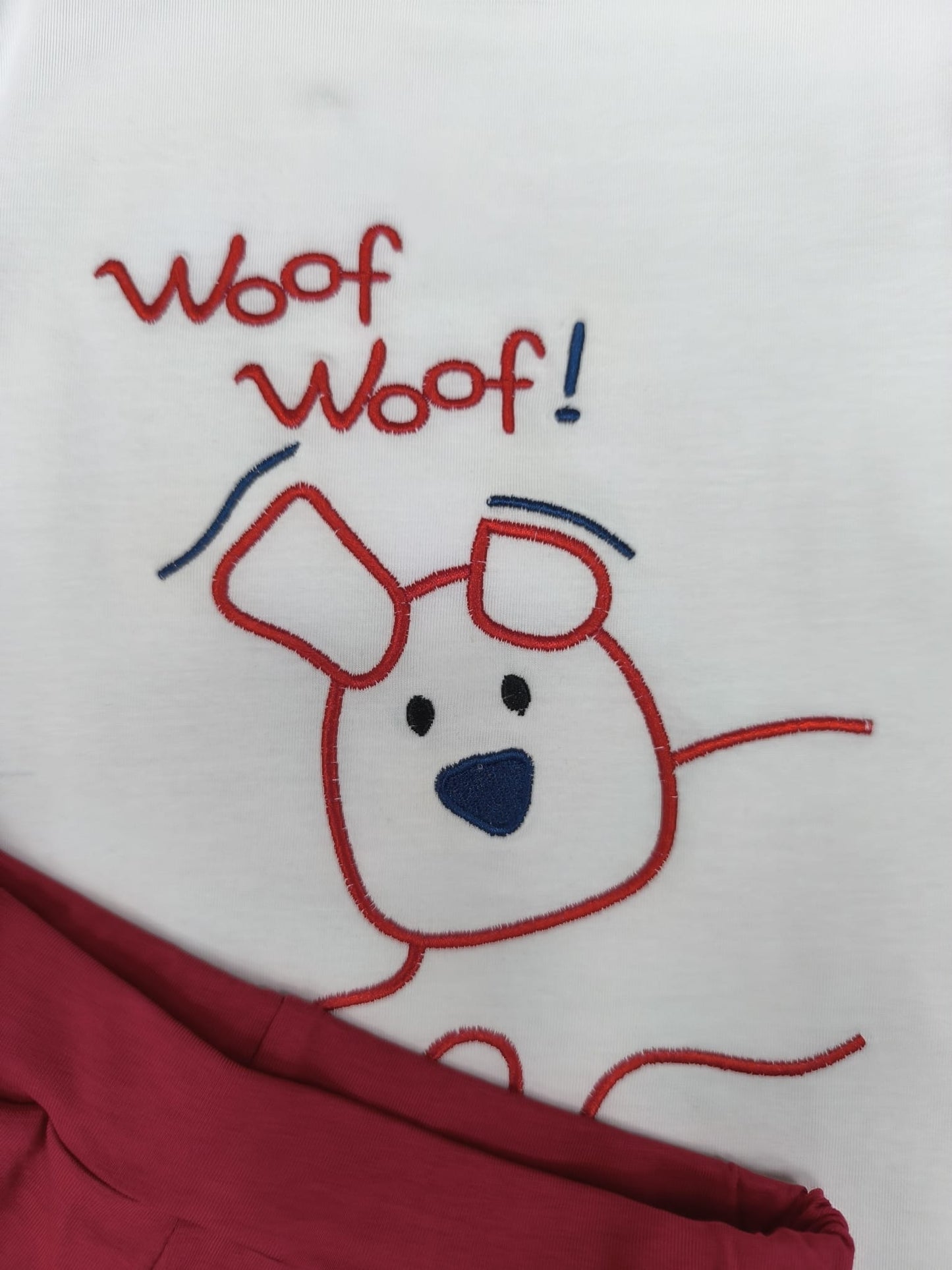 Conjunto de niña con camiseta bordada de perro y pantalón corto rojo