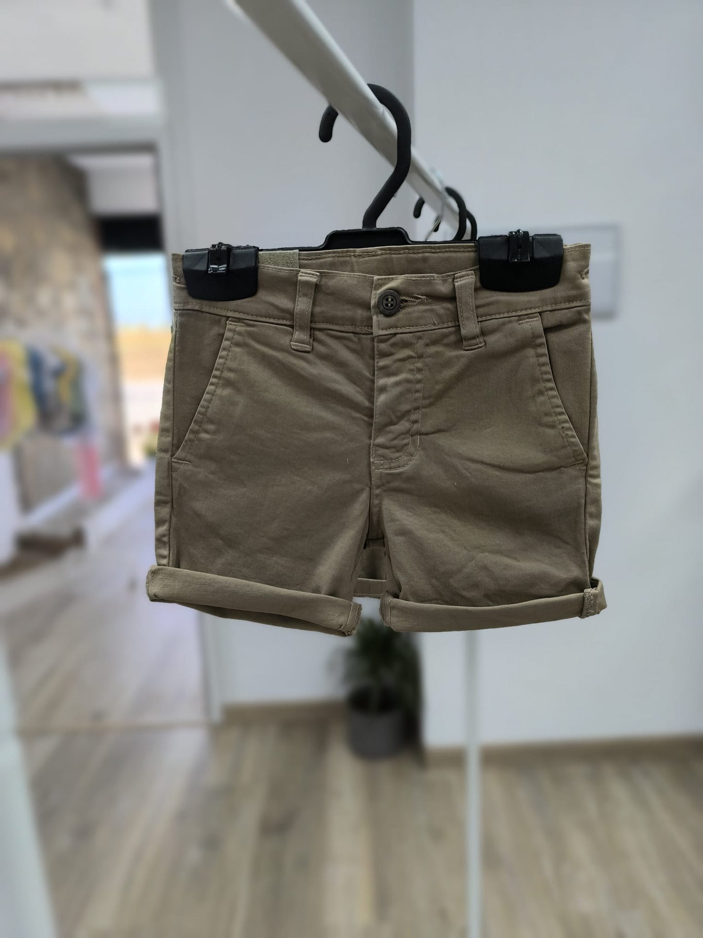 Pantalón corto de sarga color camel con bolsillos – básico elegante y combinable para el día a día
