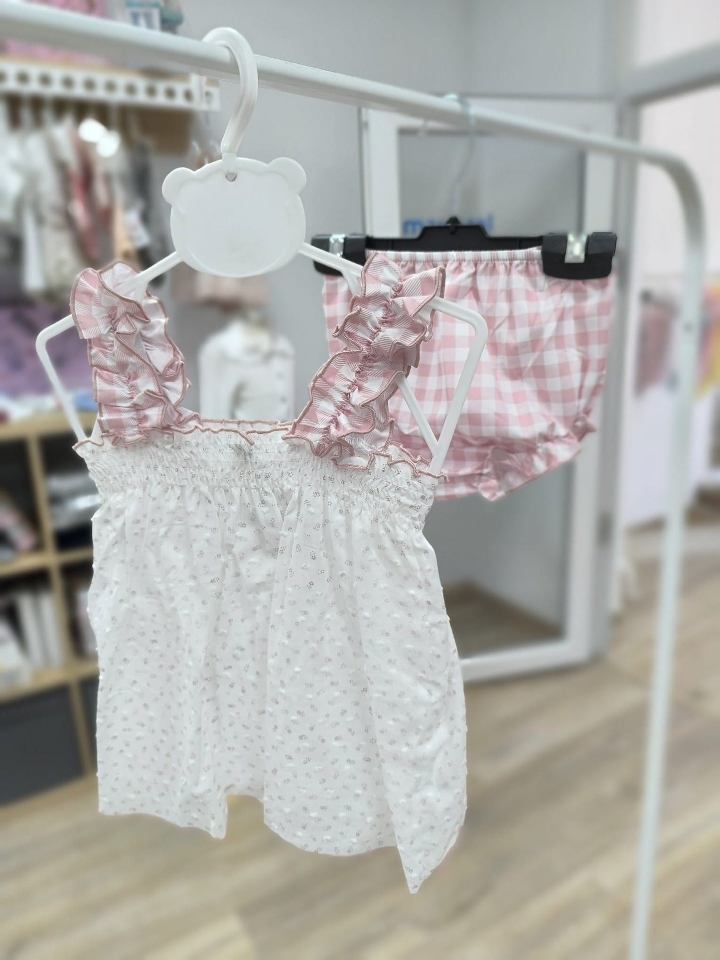 Jesusito de dos piezas plumeti con flores en rosa y vichy rosa – conjunto dulce y delicado para bebé