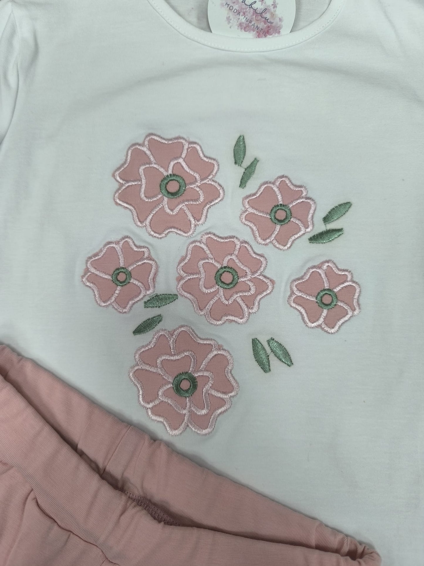 Conjunto de niña con camiseta bordada de flores y pantalón corto rosa