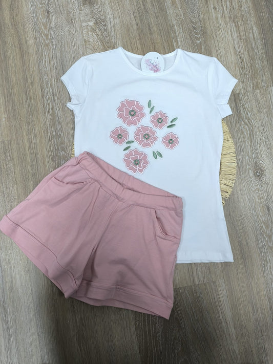 Conjunto de niña con camiseta bordada de flores y pantalón corto rosa
