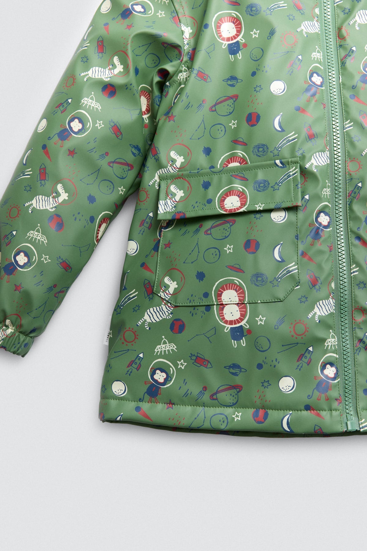 Chubasquero infantil con forro interior polar afelpado y estampado galáctico.