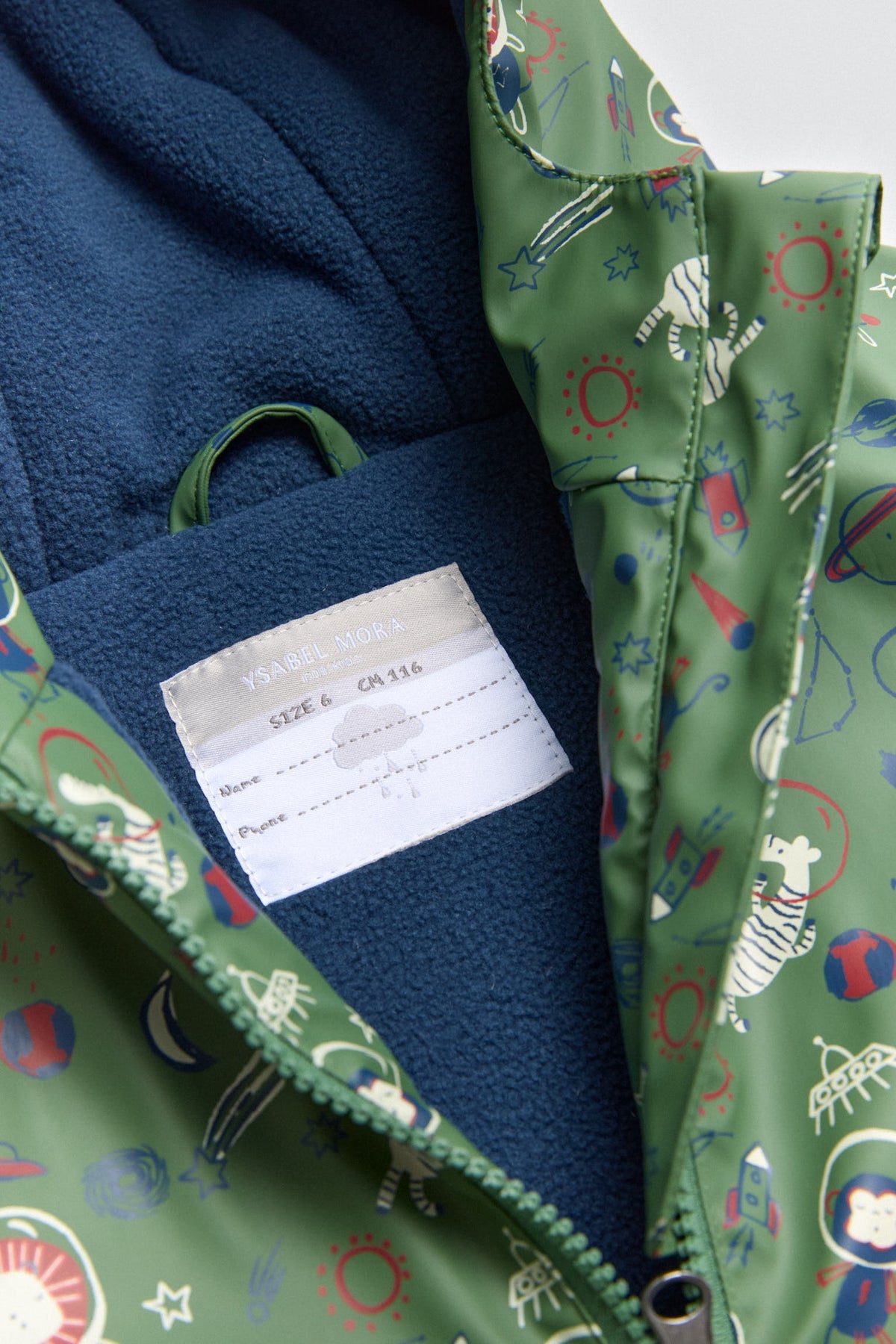 Chubasquero infantil con forro interior polar afelpado y estampado galáctico.
