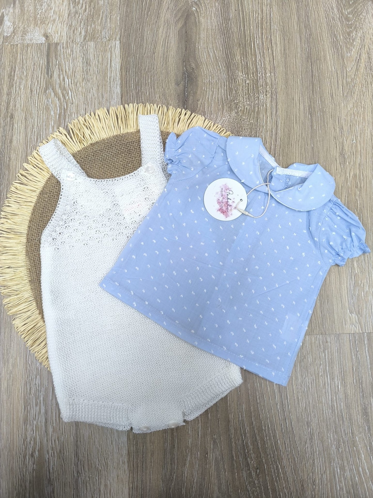 Conjunto de bebé niño con pelele de hilo blanco y camisa de plumeti azu