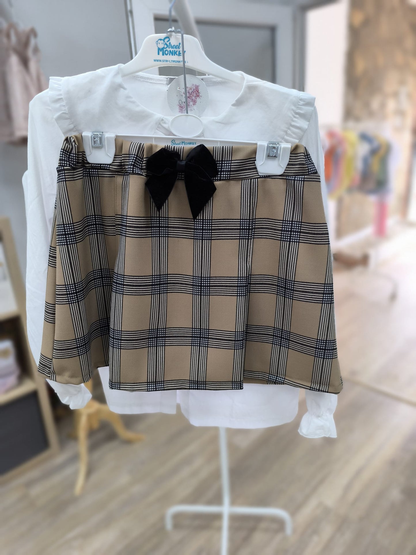Conjunto niña con falda escocesa y camisa blanca con lazo negro