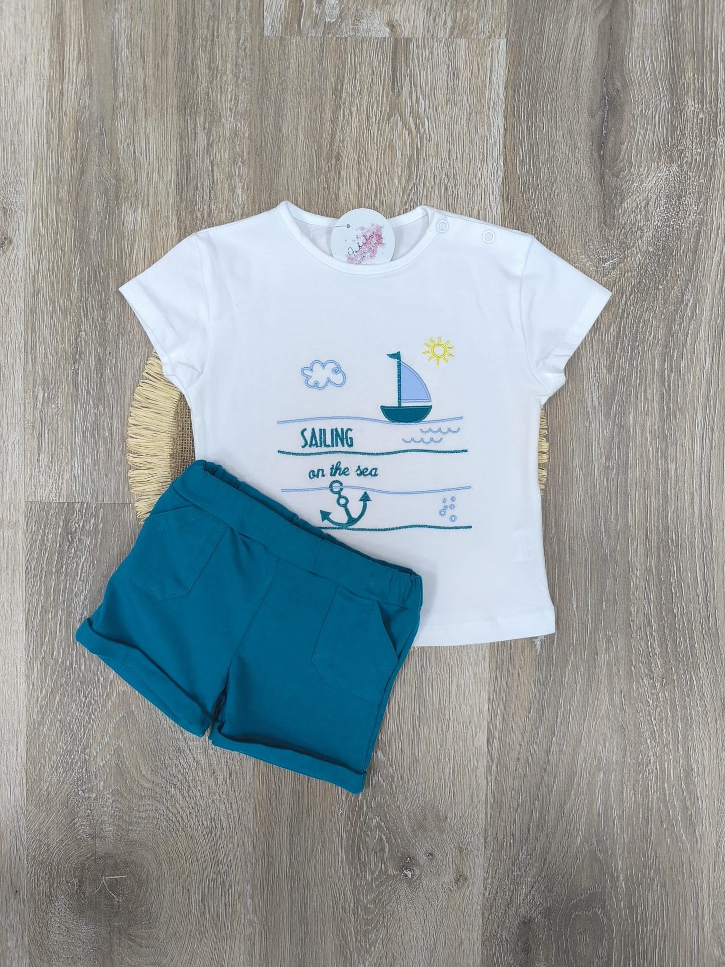 Conjunto bebé barco velero | Camiseta bordada + pantalón corto celeste y azul petróleo