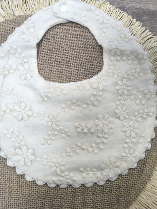 Babero para bebé con bordado de florecitas en color crudo – suave, práctico y unisex