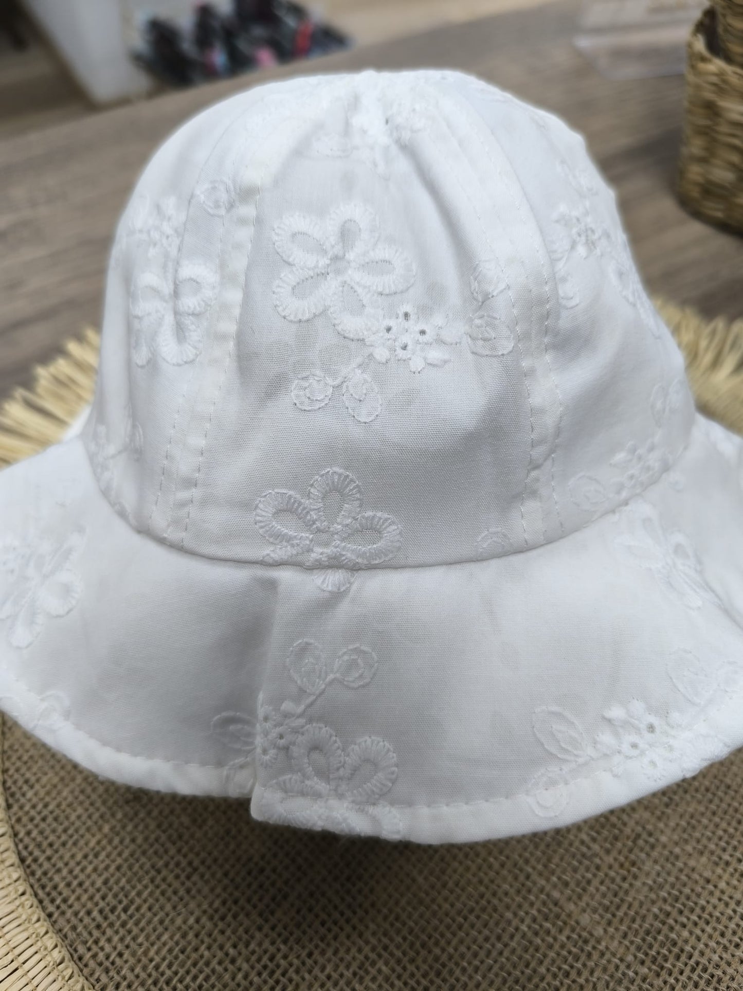 Gorro infantil blanco de algodón con bordado floral – protección suave y elegante para bebé