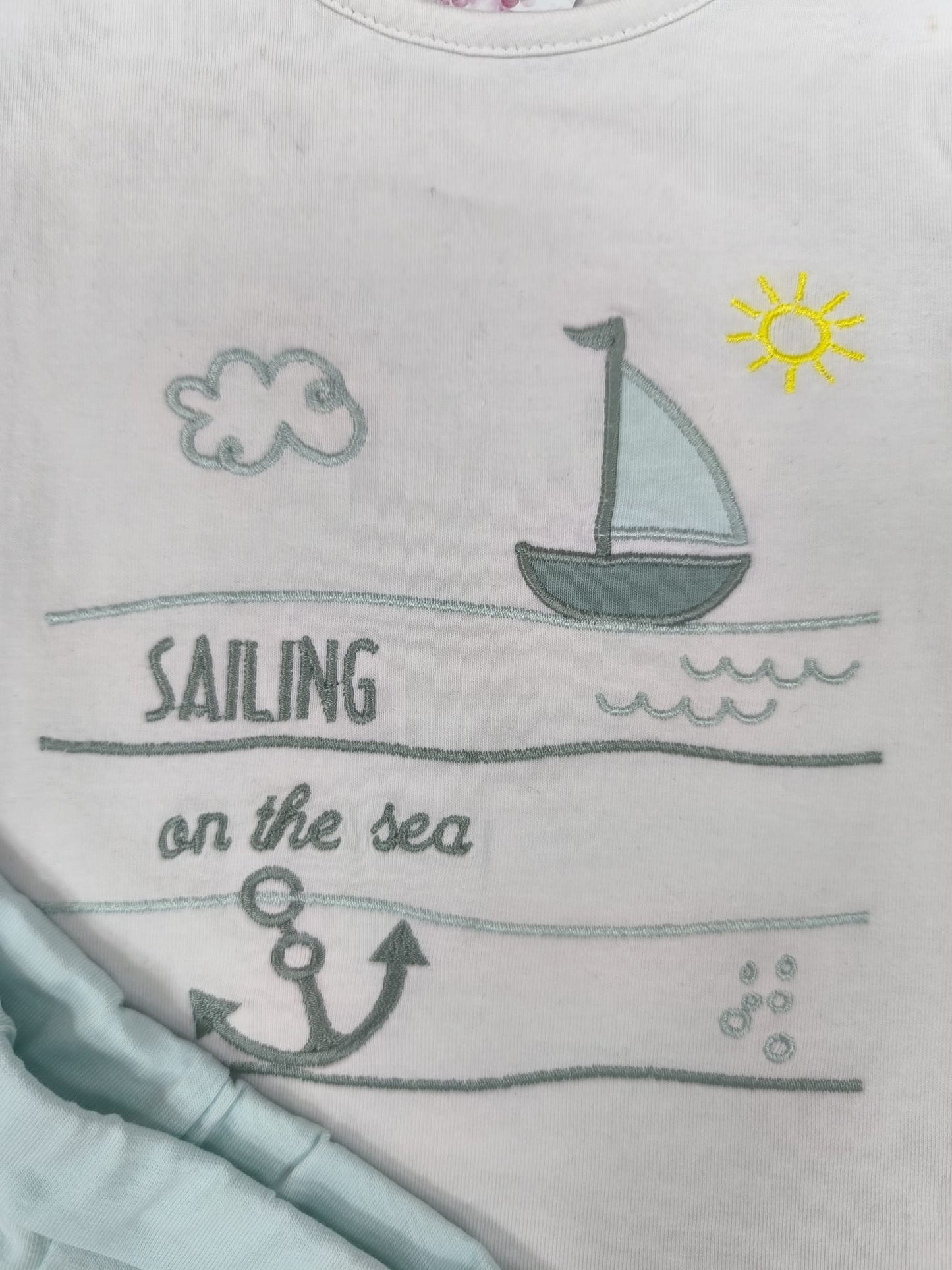 Conjunto bebé barco velero | Camiseta bordada + pantalón corto celeste y azul petróleo