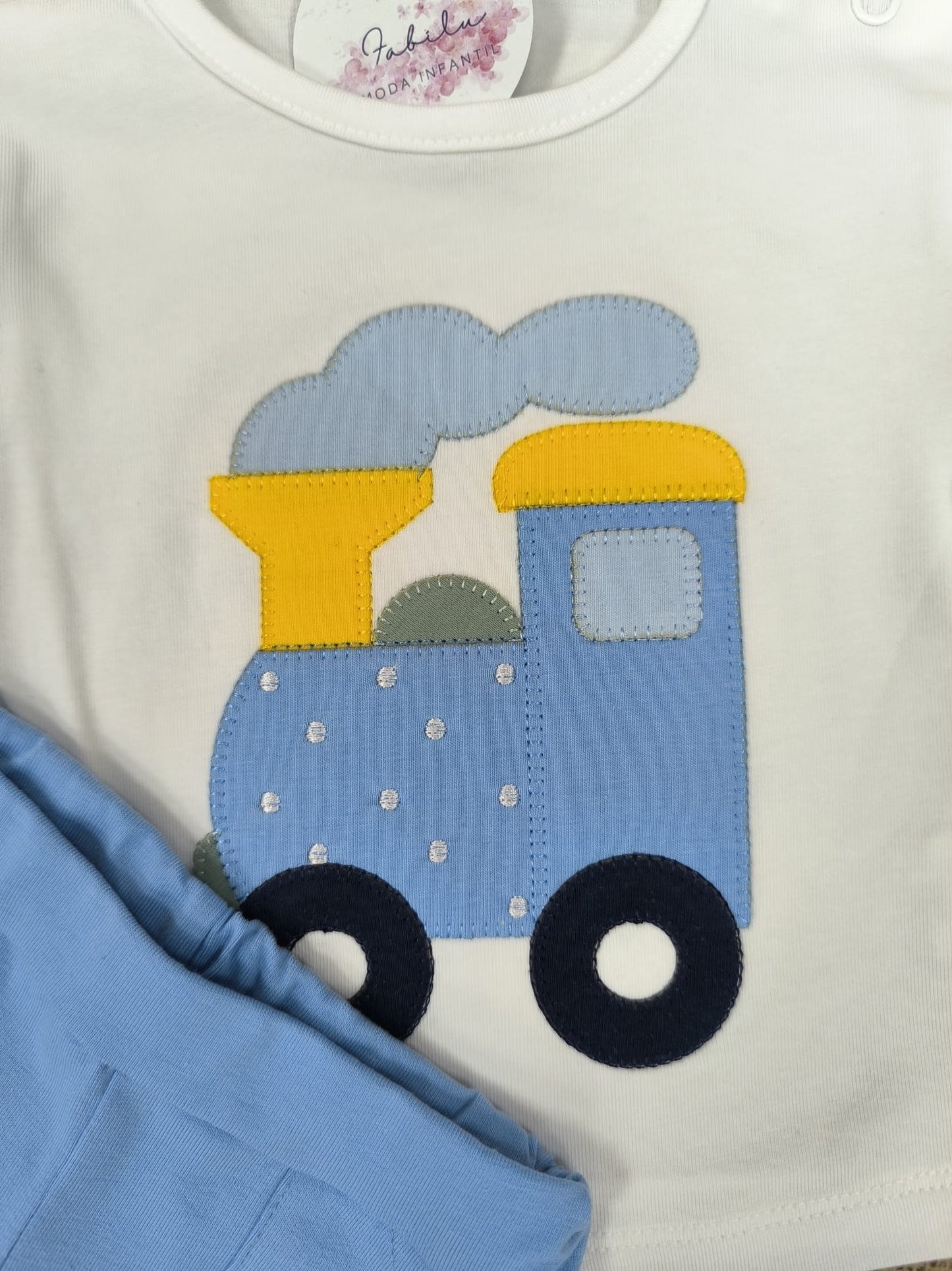Conjunto bebé tren azul | Camiseta bordada y pantalón corto