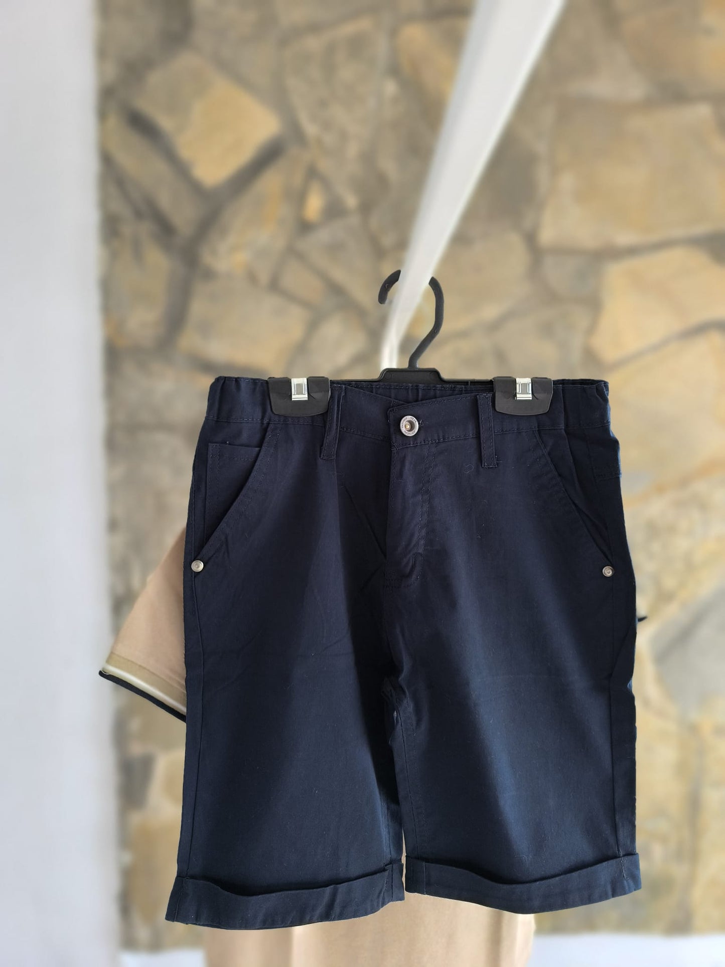 Conjunto niño pantalón corto azul marino y polo camel cuello mao
