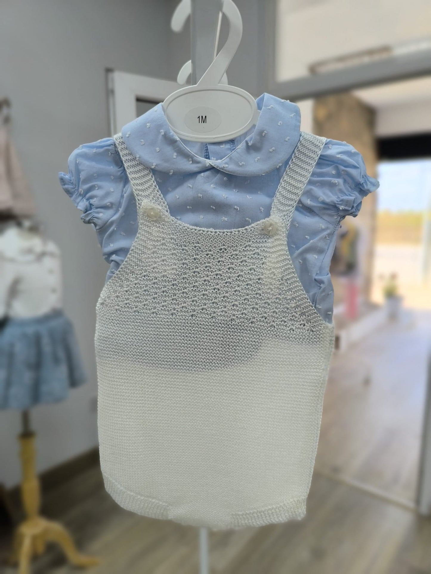 Conjunto de bebé niño con pelele de hilo blanco y camisa de plumeti azu