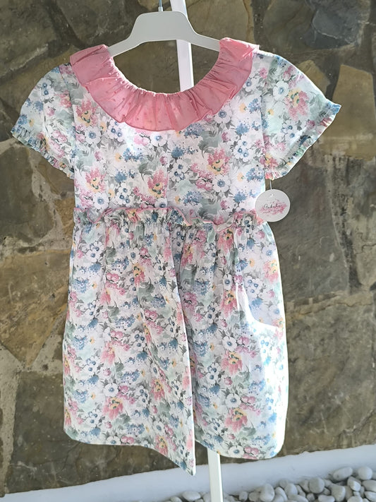 Vestido niña algodón con estampado de flores en tono pastel, cuello volante y cintura ajustable