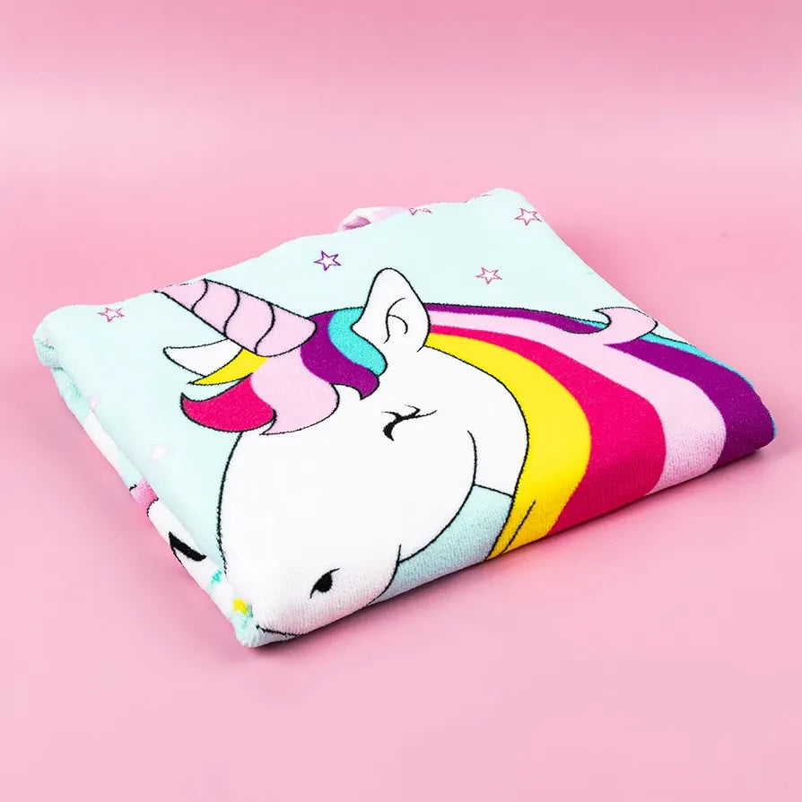 Toalla poncho con gorro para niña – Unicornio “Magic Beach” verde agua| Ligera y de secado rápido (60x120 cm