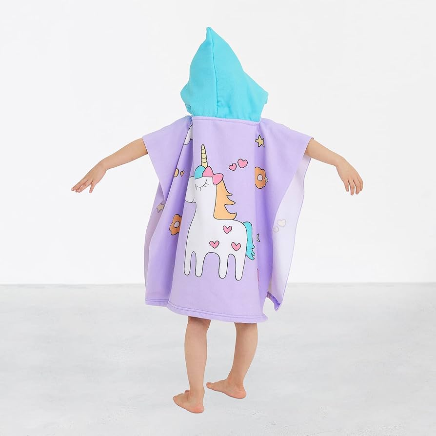Toalla poncho con gorro para niña – Unicornio morado | Ligera, suave y de secado rápido (60x120 cm)