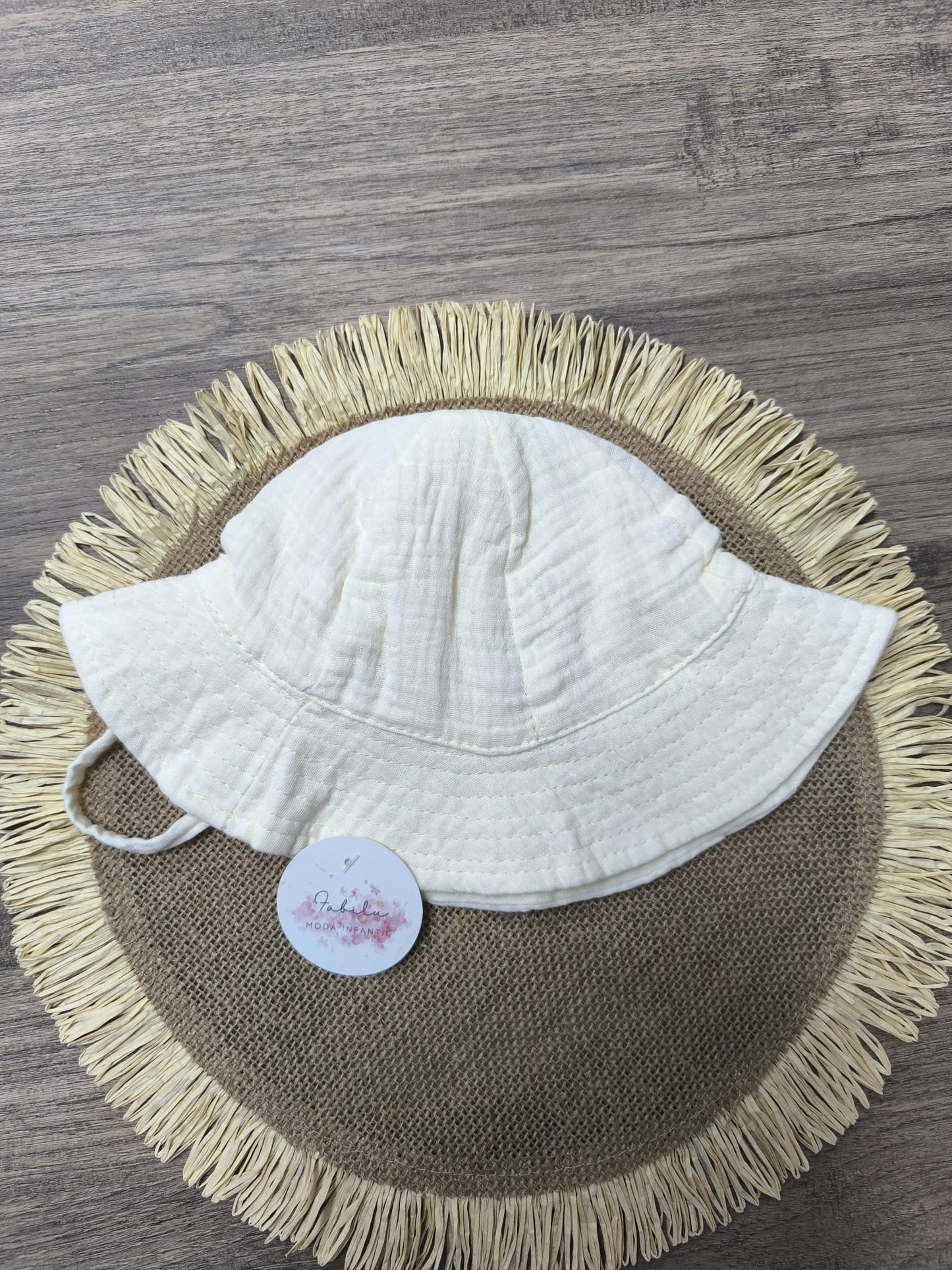 Gorro de bebé de muselina blanco – suave, transpirable y perfecto para el verano
