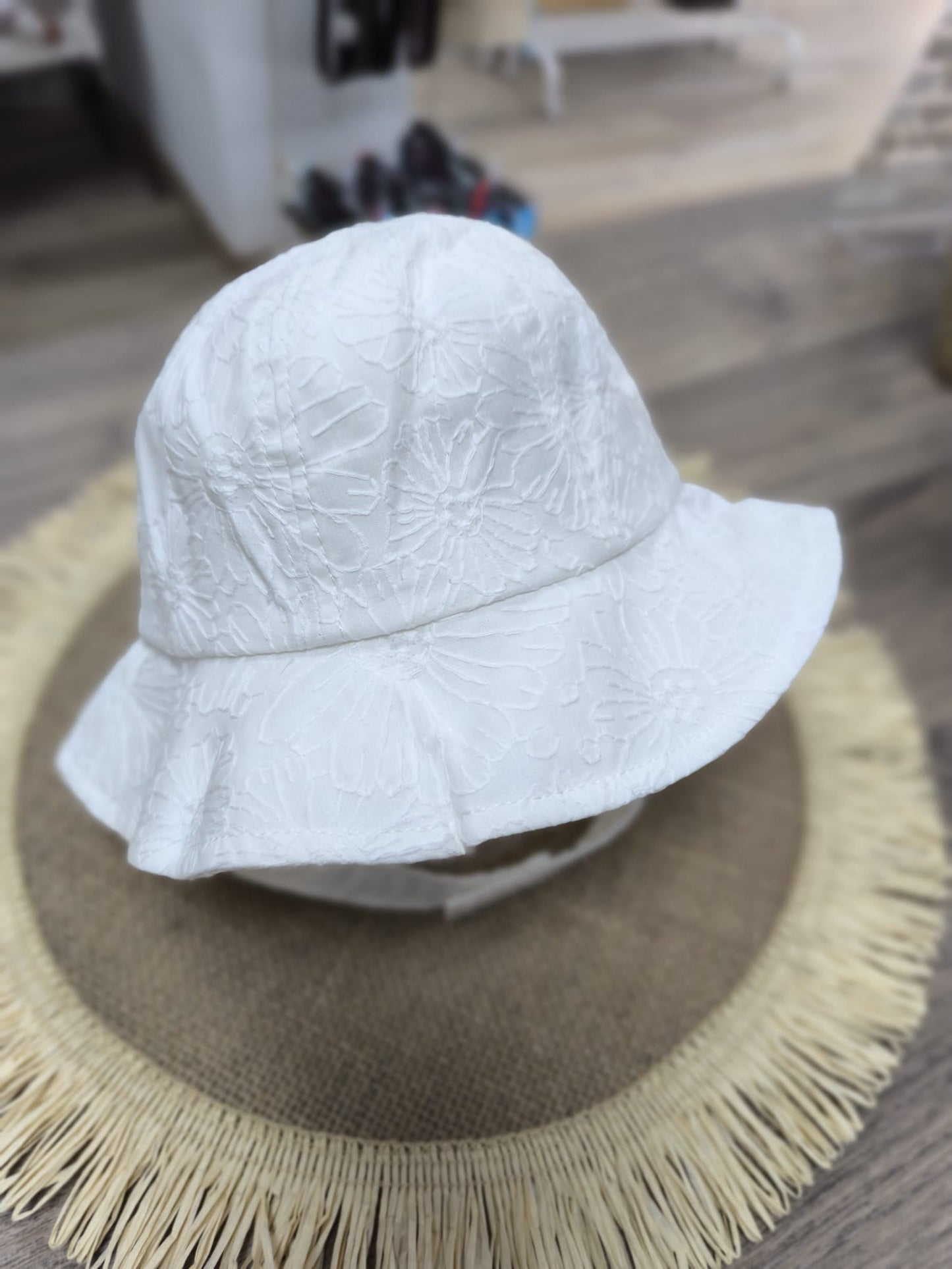 Gorro infantil blanco de algodón con bordado de margaritas – protección fresca y dulce para bebé