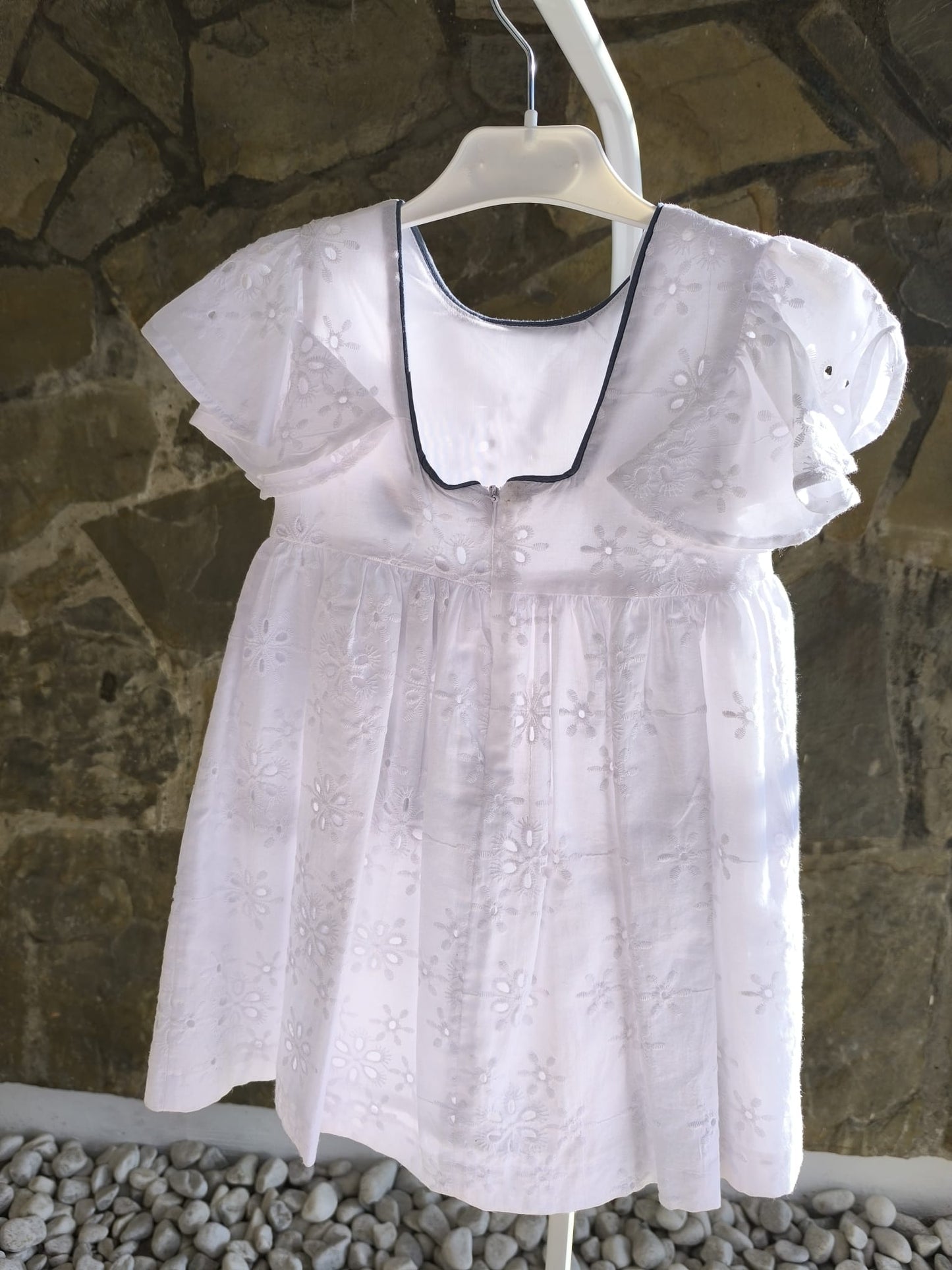 Vestido blanco de niña Cocote con bordado perforado y lazo azul de tul