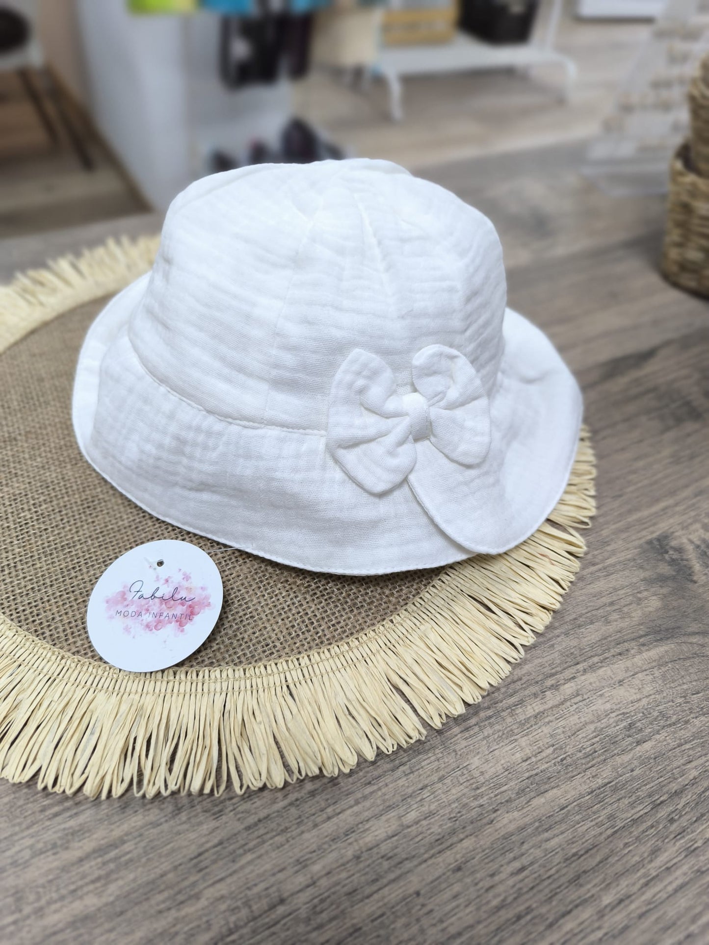 Gorro de bebé de muselina blanco con lazo – suave, transpirable y perfecto para el verano