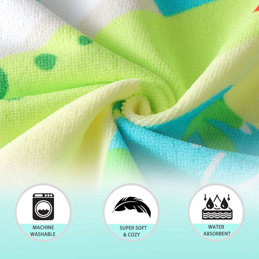 Toalla poncho con gorro para niño – Dinosaurio verde en la selva | Ligera, divertida y de secado rápido (60x120 cm)