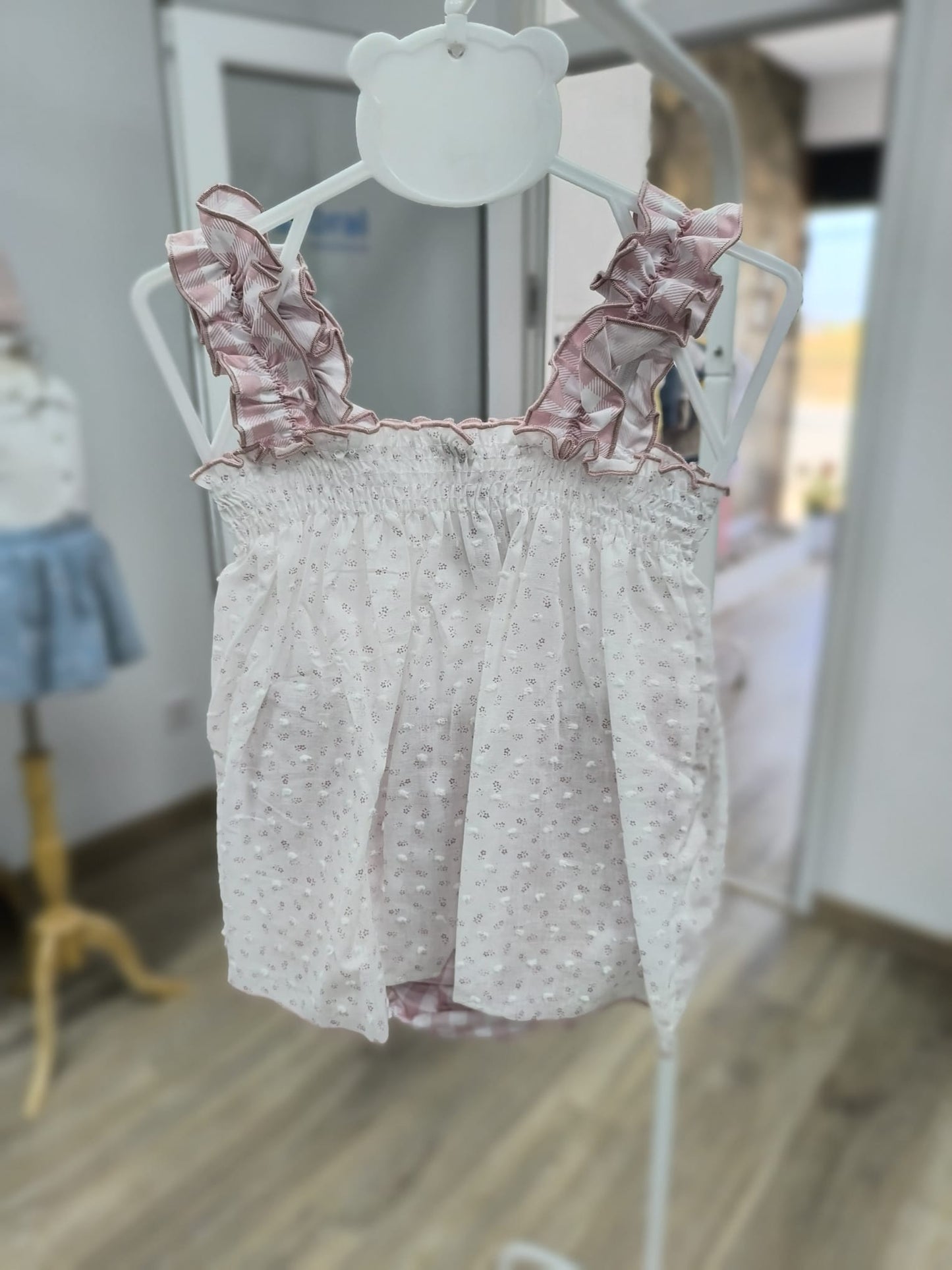 Jesusito de dos piezas plumeti con flores en rosa y vichy rosa – conjunto dulce y delicado para bebé