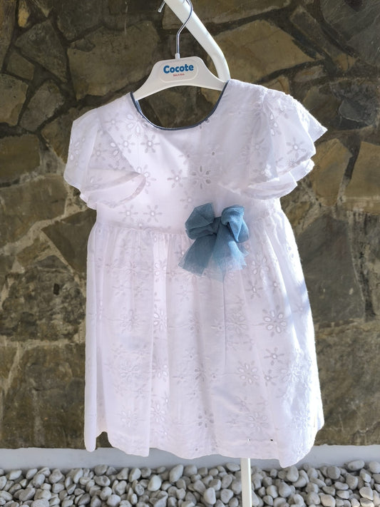 Vestido blanco de niña Cocote con bordado perforado y lazo azul de tul
