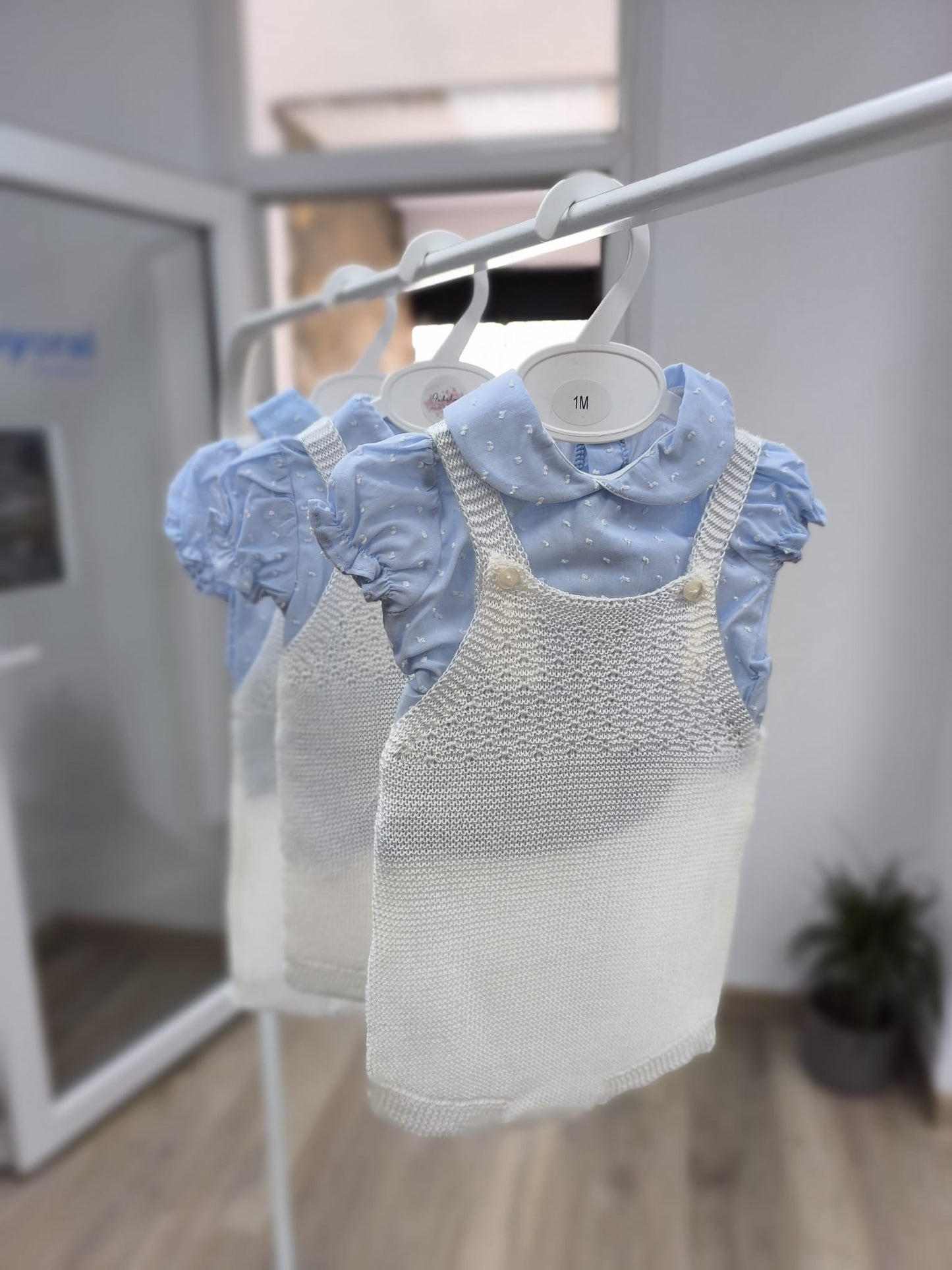 Conjunto de bebé niño con pelele de hilo blanco y camisa de plumeti azu