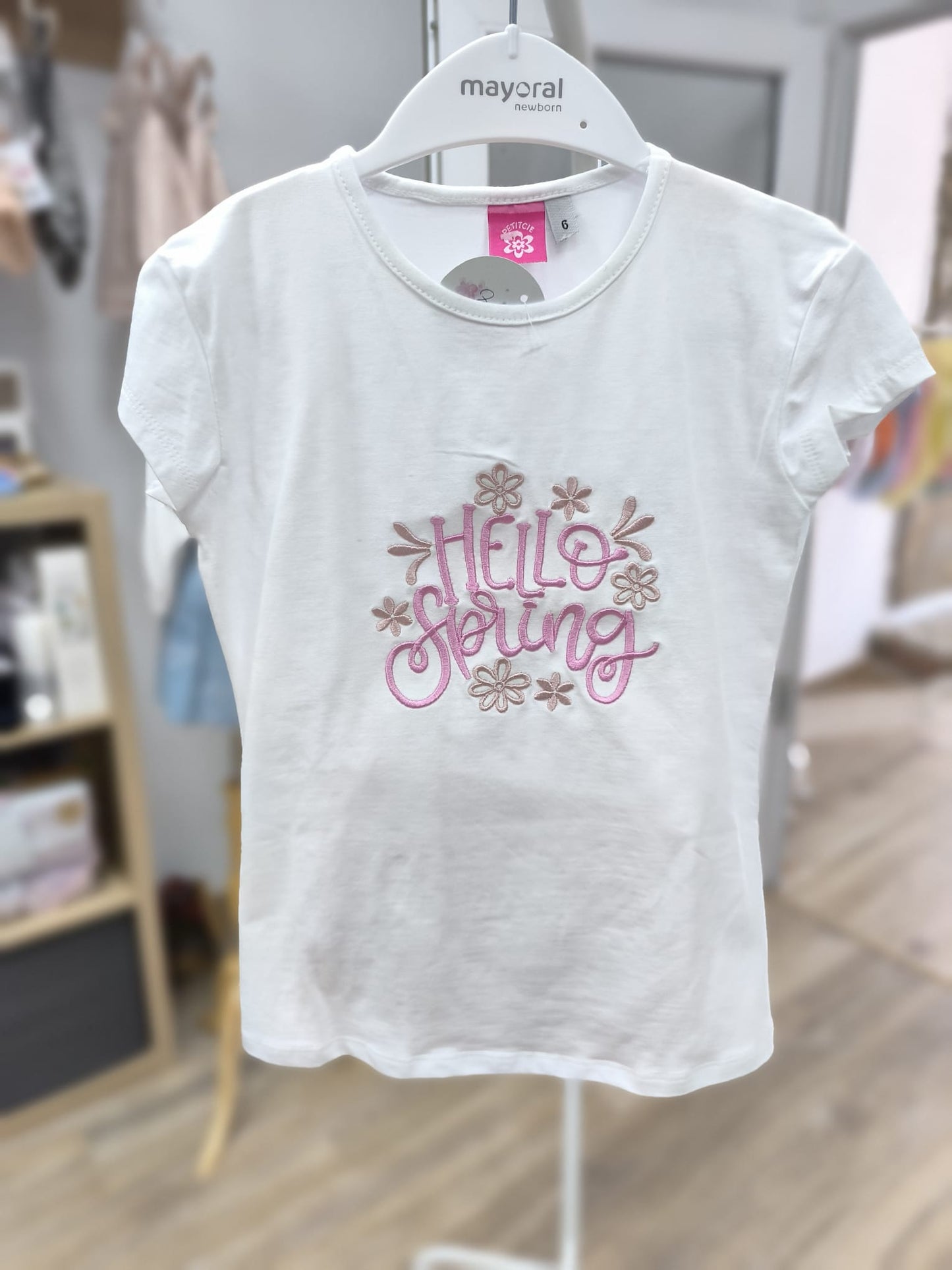 Conjunto de niña con camiseta “Hello Spring” y pantalón corto rosa