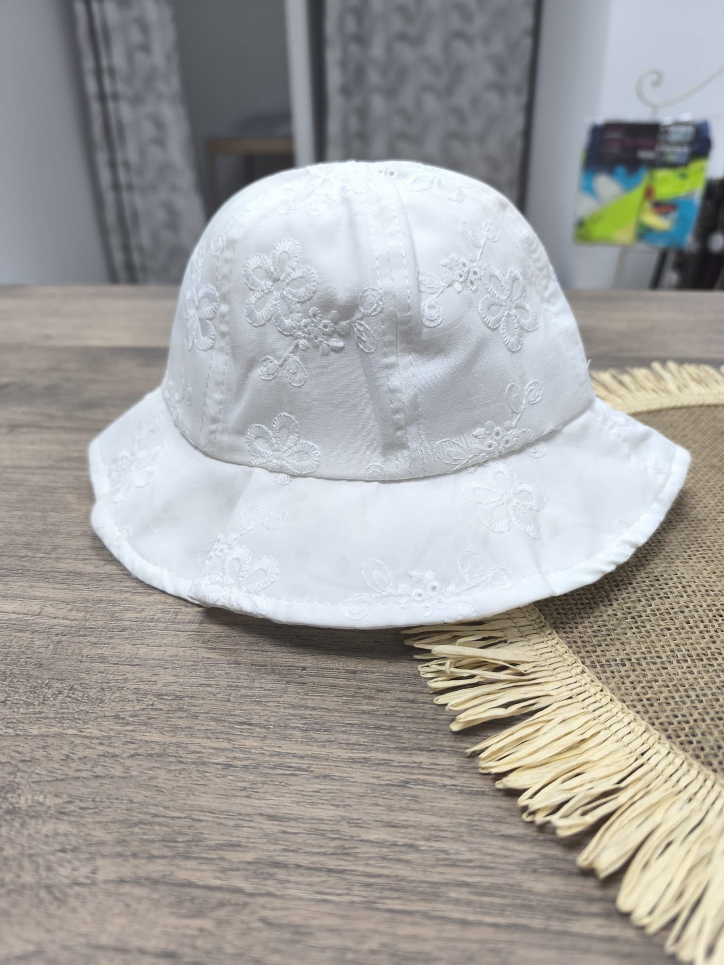 Gorro infantil blanco de algodón con bordado floral – protección suave y elegante para bebé