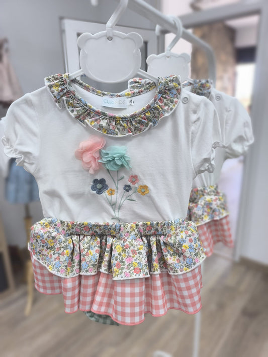 🌸 Conjunto de bebé niña de manga corta con flores bordadas y cubrepañal con volantes – Frescura, dulzura y estilo