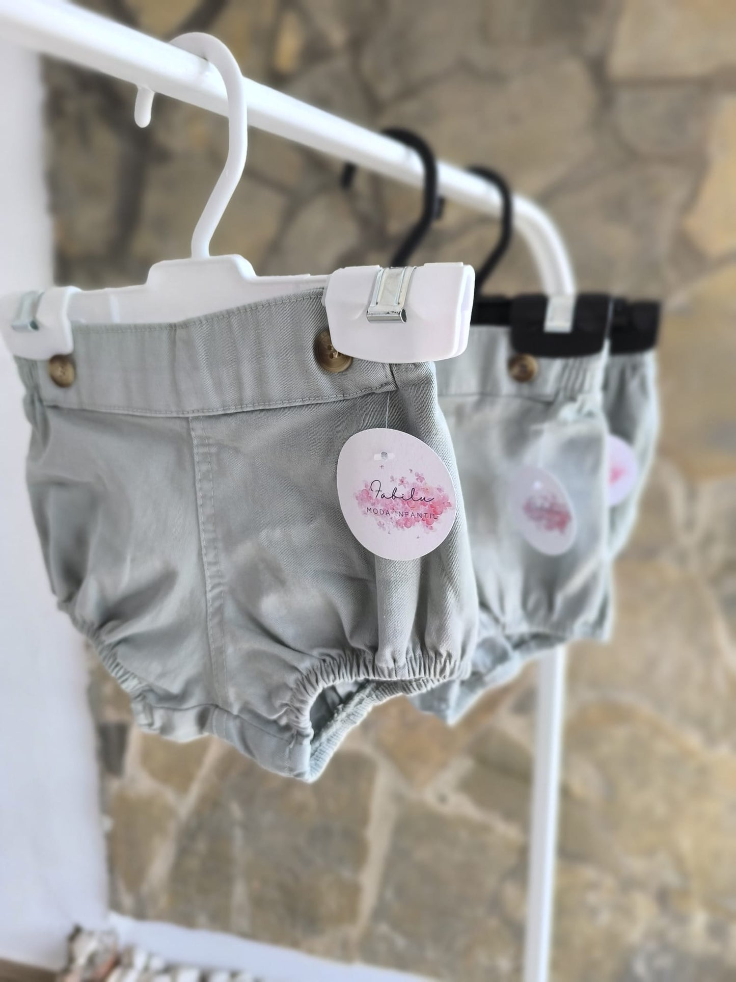 Ranita de bebé verde seco unisex con elástico suave y botones decorativos