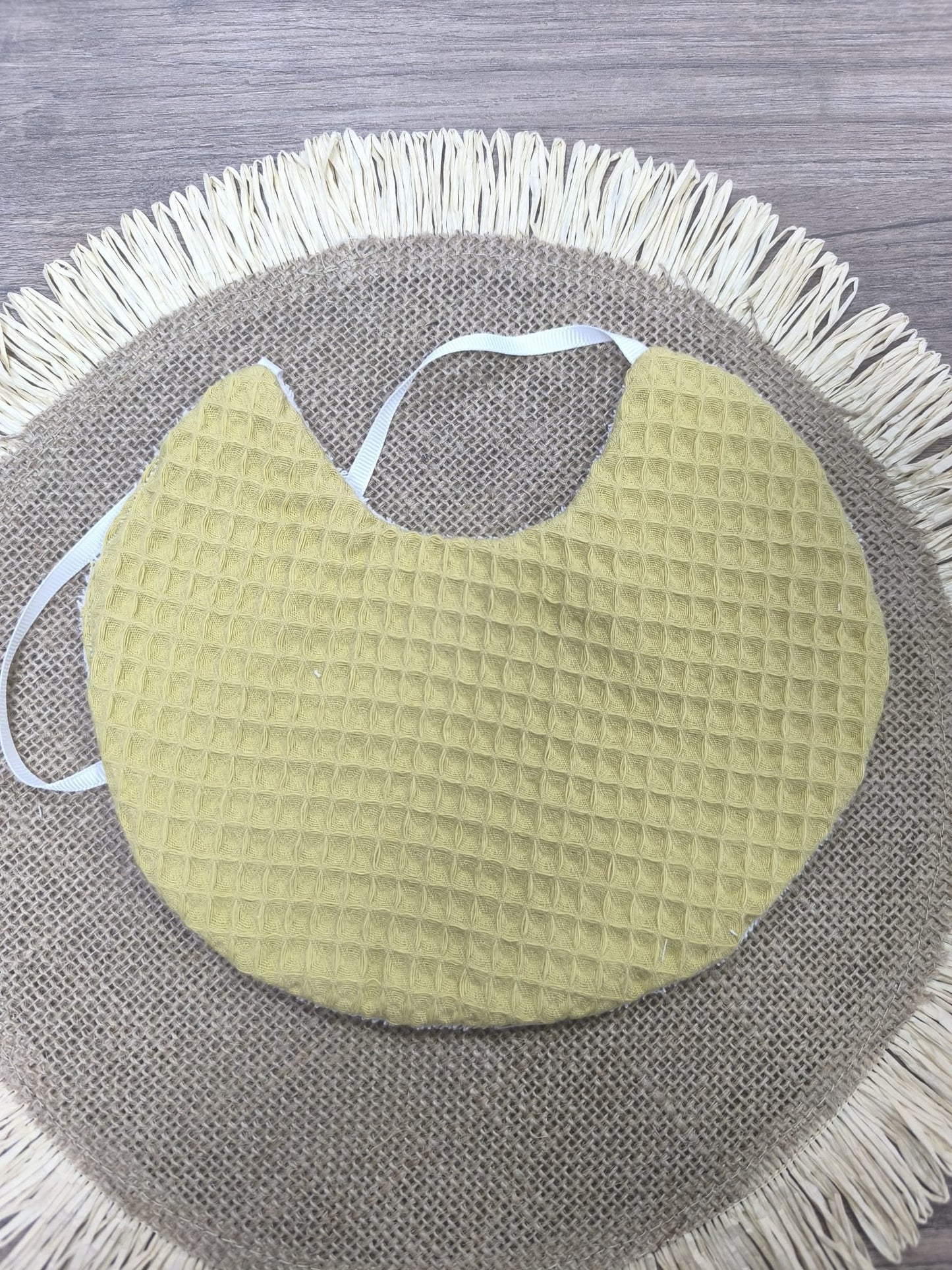 Babero de tela gofre mostaza para bebé – hecho a mano, suave y absorbente