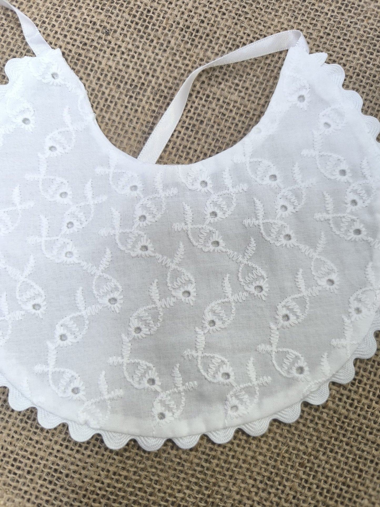Babero de tela blanco con peces perforados y puntilla – delicado, original y hecho a mano