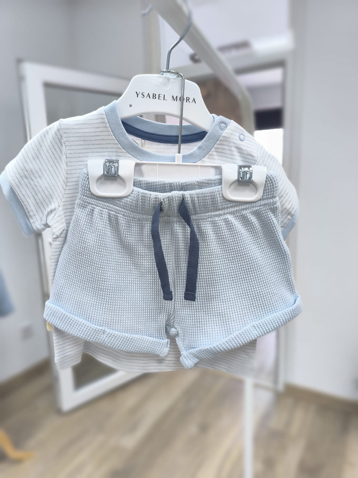 Conjunto primera puesta para bebé Ysabel Mora – camiseta de rayas con ballena y pantalón corto azul marino