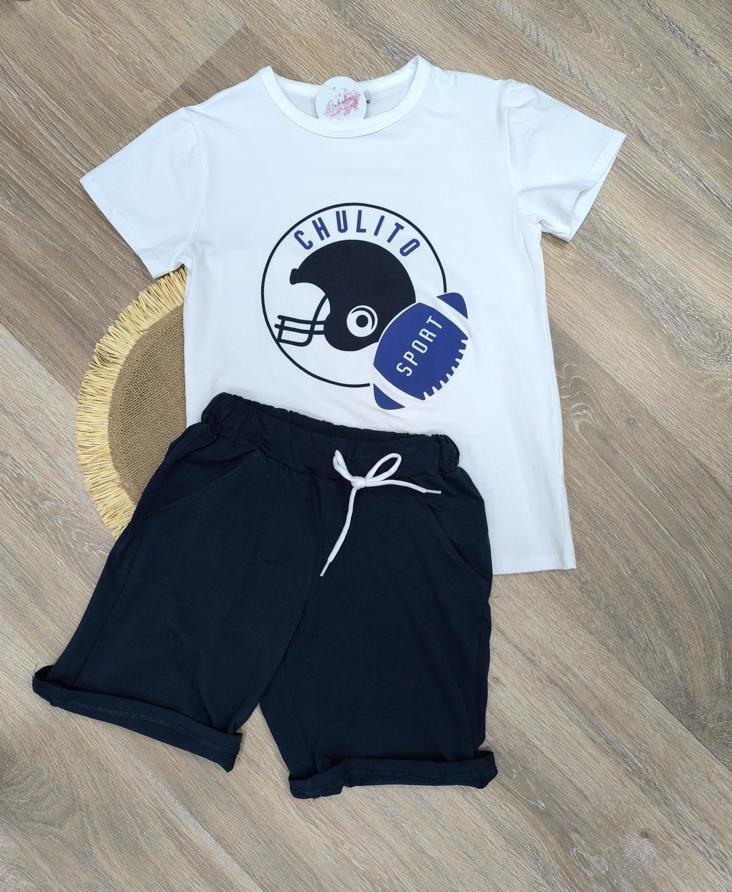 Conjunto de pantalón corto y camiseta para niño – deportivo y divertido