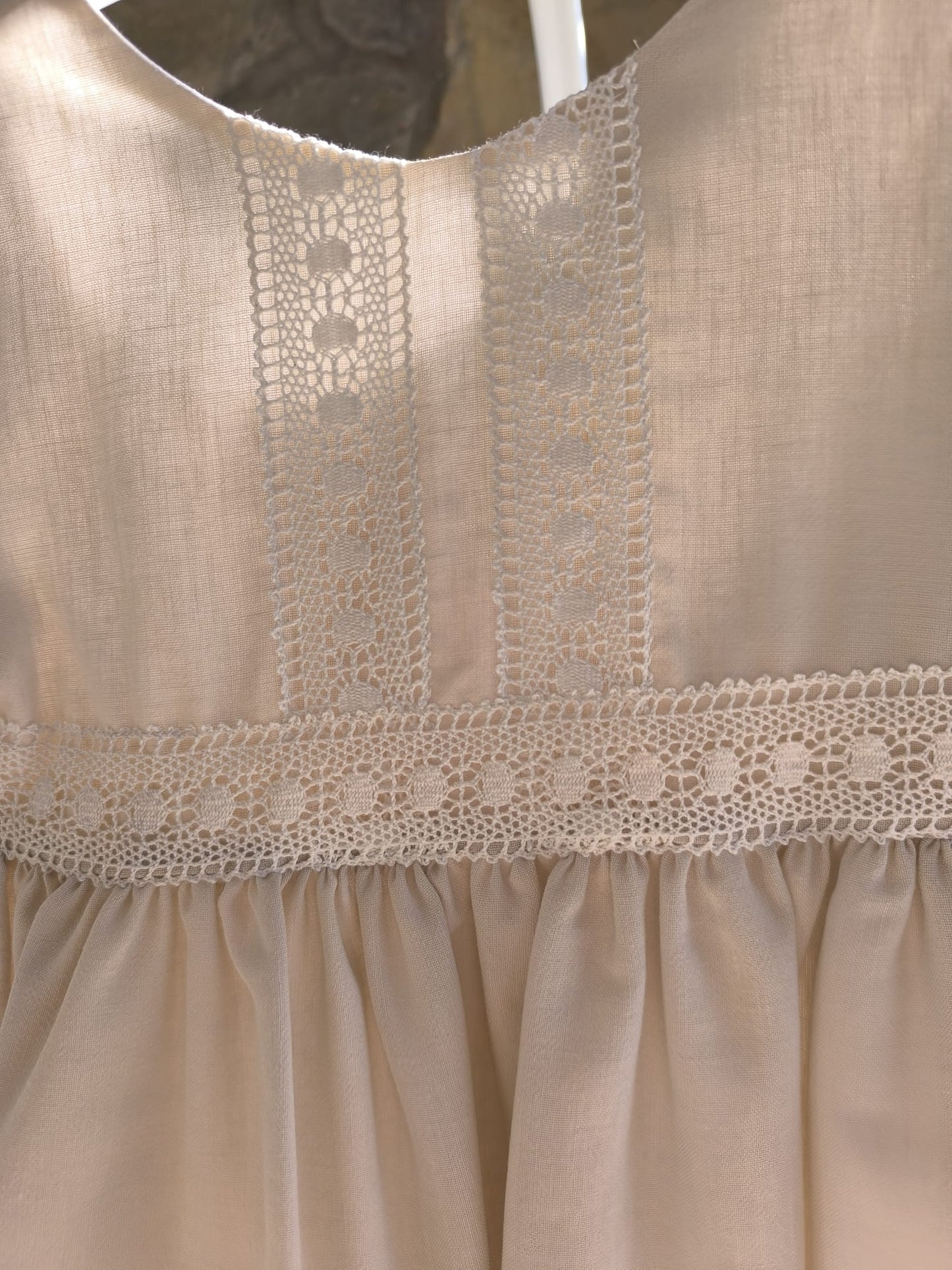 Vestido niña lino con forro, media manga con volante y detalles bordados – Elegante y especial
