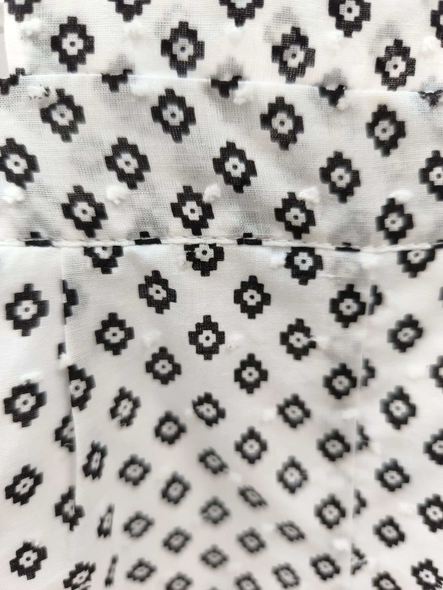 Peto de tirantes para bebé en plumeti blanco y negro – Comodidad y estilo atemporal