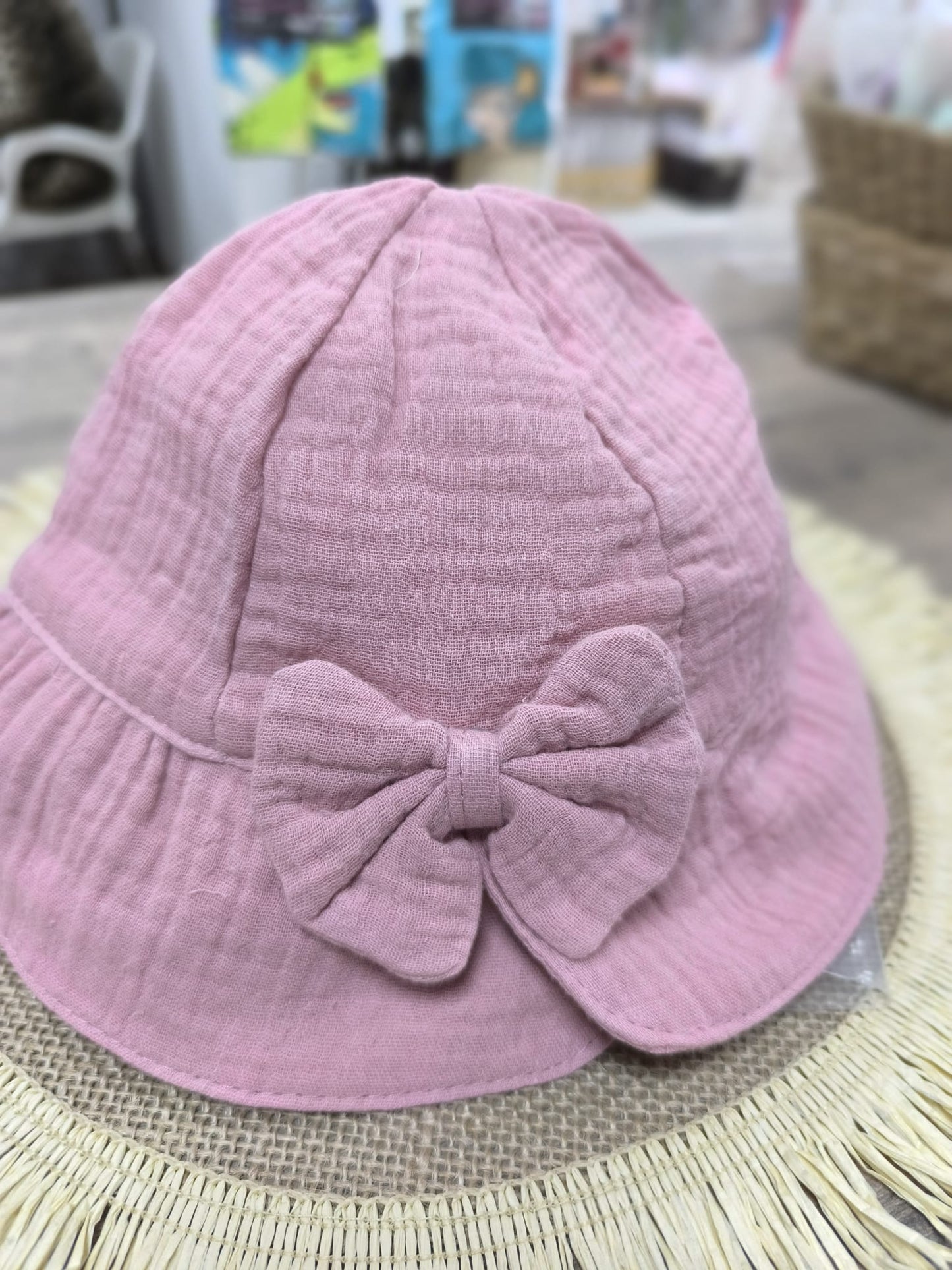 Gorro de bebé de muselina rosa maquillaje con lazo – suave, transpirable y perfecto para el verano