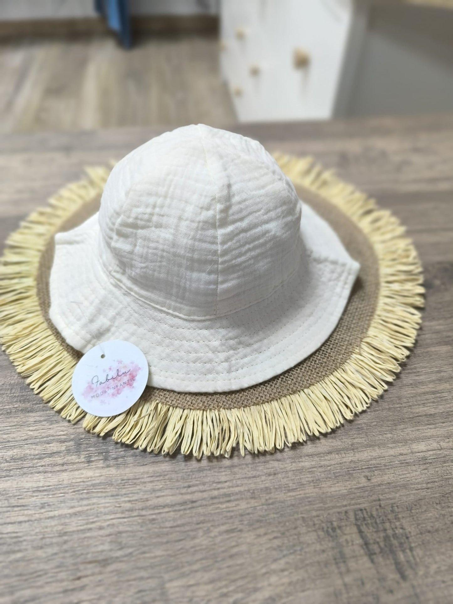 Gorro de bebé de muselina blanco – suave, transpirable y perfecto para el verano