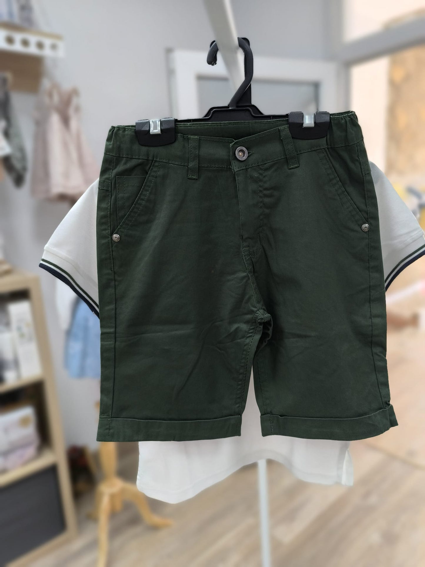 Conjunto niño pantalón corto verde y polo blanco cuello mao